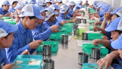 Bữa ăn ca của người lao động: Động lực phát triển sản xuất và nâng cao đời sống