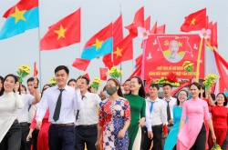 Hàng trăm CNVCLĐ Quảng Trị tham gia diễu hành tại Lễ thượng cờ “Thống nhất non sông”