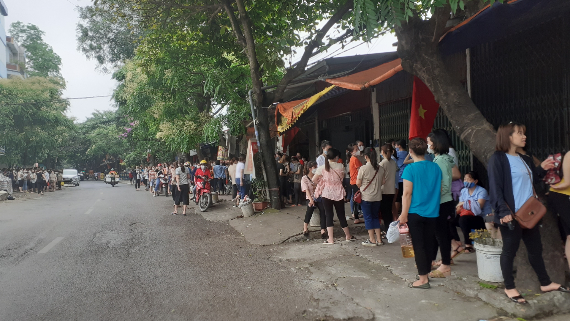 Công nhân Công ty Việt Pacific ngừng việc tập thể