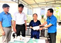 LĐLĐ tỉnh Thừa Thiên Huế chia sẻ khó khăn với gia đình đoàn viên bị tai nạn lao động