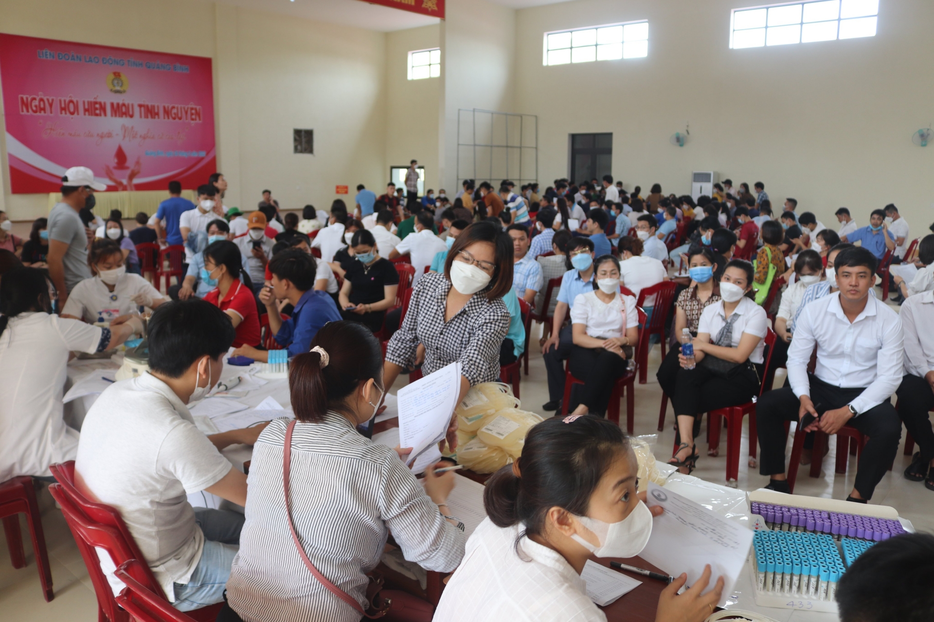 Hàng trăm đoàn viên Công đoàn tỉnh Quảng Bình hưởng ứng “Ngày hội hiến máu tình nguyện”