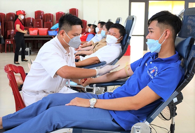 Hàng trăm đoàn viên Công đoàn tỉnh Quảng Bình hưởng ứng “Ngày hội hiến máu tình nguyện”