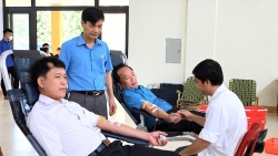 Hàng trăm đoàn viên công đoàn tỉnh Quảng Bình tham gia “Ngày hội hiến máu tình nguyện”