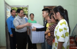 Thủ tướng Phạm Minh Chính thăm công nhân tại khu nhà trọ, nhà ở xã hội