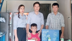 Công đoàn Công ty TNHH UP Hà Tĩnh trao quà cho con công nhân bị ốm đau, bệnh tật