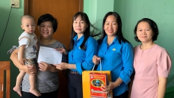 LĐLĐ tỉnh Khánh Hòa trao 30 suất quà cho con đoàn viên, NLĐ có hoàn cảnh khó khăn