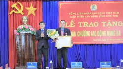 Chủ tịch LĐLĐ tỉnh Kon Tum đón nhận Huân chương Lao động hạng Ba