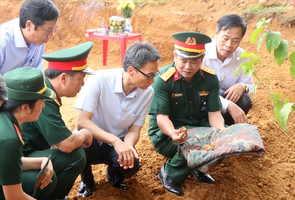 Phó Thủ tướng Vũ Đức Đam thăm hỏi lực lượng tìm kiếm hài cốt liệt sĩ tại Quảng Trị