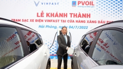 Khánh thành trạm sạc xe điện VinFast đầu tiên tại cửa hàng xăng dầu PVOLL