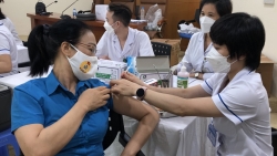 Tổng LĐLĐ Việt Nam phát động tiêm vắc xin COVID-19 mũi 3, mũi 4