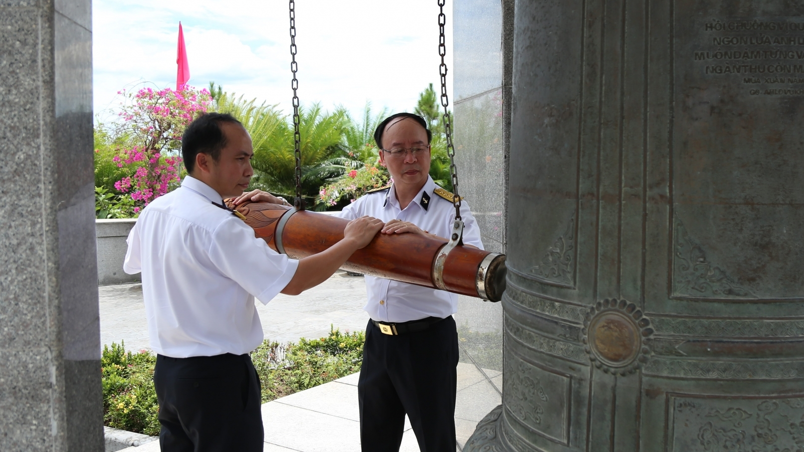 Tổng công ty Tân Cảng Sài Gòn dâng hương các anh hùng  liệt sĩ