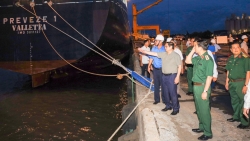 Thủ tướng Chính phủ thăm người  lao  động  cảng Tân Cảng Cái Cui