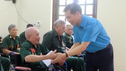 LĐLĐ TP Hà Nội thăm, tặng quà Trung tâm Điều dưỡng thương binh Duy Tiên