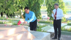 Lãnh đạo Tổng LĐLĐ Việt Nam dâng hương tại Nghĩa trang liệt sĩ Hòn Dung