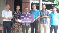 LĐLĐ tỉnh Quảng Bình trao hỗ trợ xây 2 nhà tình nghĩa cho gia đình chính sách