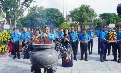10 cán bộ công đoàn xuất sắc dâng hương đồng chí Nguyễn Văn Linh