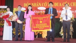 LĐLĐ tỉnh Khánh Hòa nhận Cờ thi đua của Chính Phủ