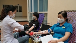 Lâm Đồng: Đông đảo đoàn viên, NLĐ vui vẻ tham gia Hiến máu tình nguyện