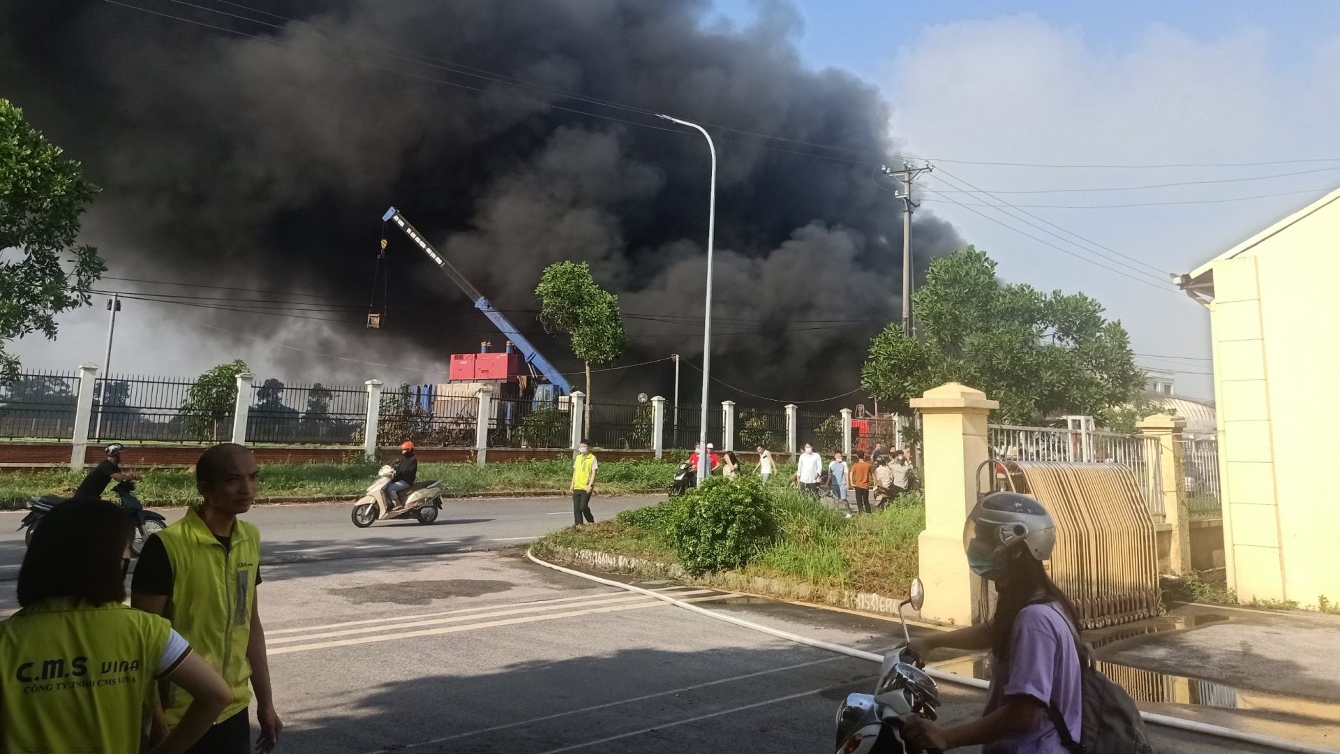 Hà Nội: Cháy lớn tại Khu công nghiệp Quang Minh