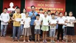 LĐLĐ thành phố Thái Bình trao quà cho con của NLĐ vượt khó học giỏi