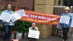 Công nhân Công ty Khoá Minh Khai “xuống đường” đòi quyền lợi BHXH
