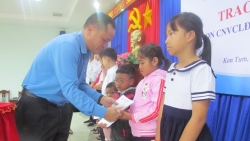 LĐLĐ tỉnh Kon Tum: Trao học bổng cho con công nhân lao động đầu năm học mới