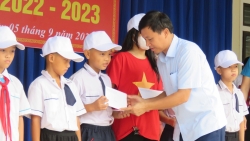 LĐLĐ Hà Tĩnh trao 50 suất học bổng cho con công nhân lao động trong ngày khai giảng