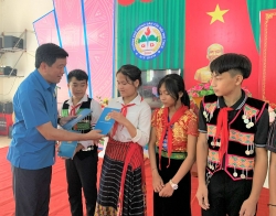 LĐLĐ tỉnh Nghệ An: 3 đoàn công tác trao quà cho học sinh có hoàn cảnh khó khăn