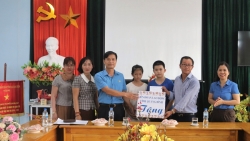 LĐLĐ tỉnh Quảng Bình: thăm hỏi, tặng quà cho trung tâm nuôi dạy trẻ khuyết tật