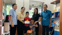 Công đoàn Khối dân huyện Cẩm Xuyên trao hỗ trợ cho học sinh nhận đỡ đầu