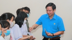 LĐLĐ tỉnh Quảng Bình trao 93 suất học bổng cho con CNLĐ có hoàn cảnh khó khăn