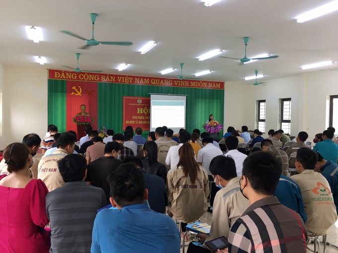 Tuyên truyền, đối thoại  chế độ chính sách cho người lao động tại LĐLĐ huyện Bảo Thắng (ảnh đơn vị cung cấp) 