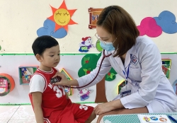 Việc cần làm ngay khi trẻ sốt, nôn, tiêu chảy nghi mắc Adenovirus