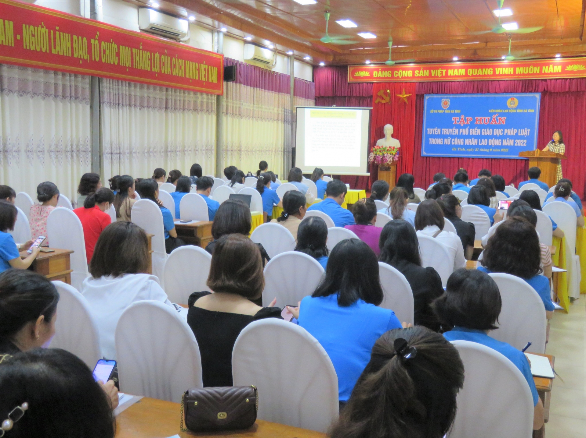 LĐLĐ tỉnh phối hợp tập huấn tuyên truyền phổ biến giáo dục pháp luật trong nữ CNVCLĐ