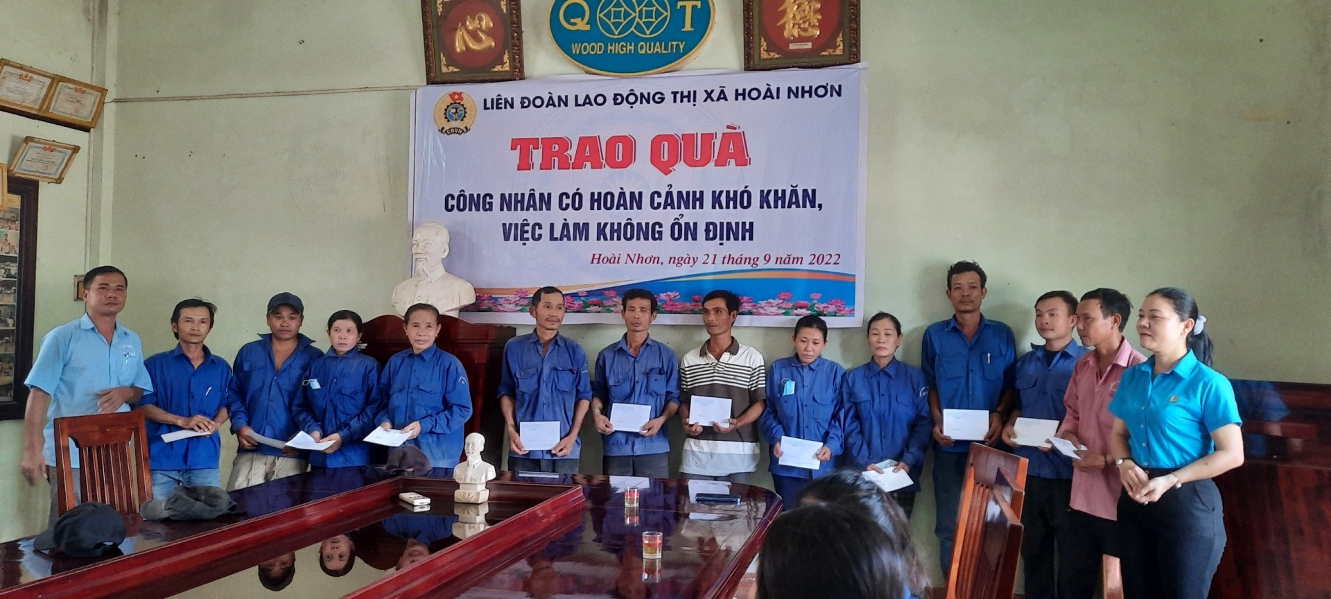 LĐLĐ Thị xã Hoài Nhơn hỗ trợ xây nhà  “Mái ấm Công đoàn” và trao 20 suất quà cho CNLĐ