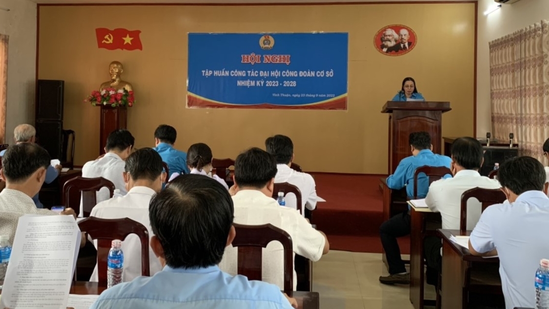 LĐLĐ huyện Vĩnh Thuận tập huấn công tác đại hội CĐCS