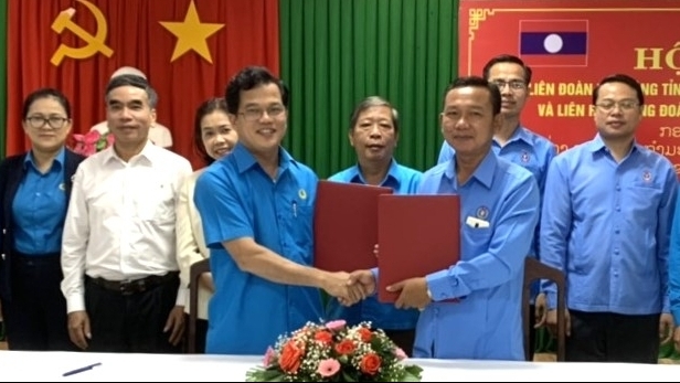 Tiếp tục vun đắp tình hữu nghị giữa Công đoàn 2 tỉnh Thừa Thiên Huế - Salavan (Lào)