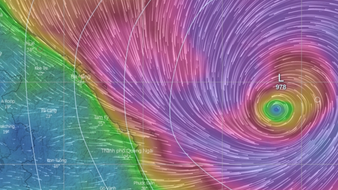 Siêu bão Noru cách đất liền khoảng 270km, miền Trung đang mưa to