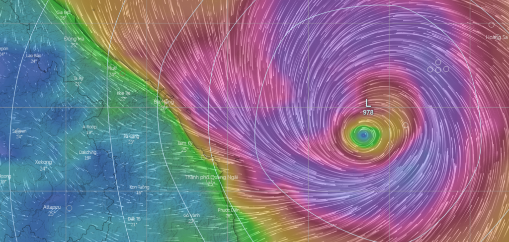 Siêu bão Noru cách đất liền khoảng 270km, miền Trung đang mưa to