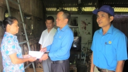 LĐLĐ tỉnh Kon Tum thăm, hỗ trợ đoàn viên bị ảnh hưởng do bão số 4