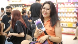 Khách Việt thức đêm đi nhận iPhone 14