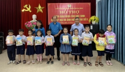 LĐLĐ TP Đà Nẵng: Trao 3.495 bộ sách giáo khoa, trị giá hơn 1,1 tỷ đồng cho học sinh.
