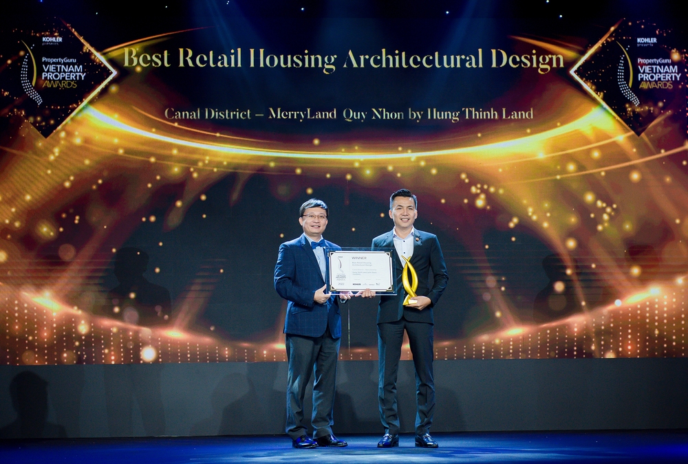 Ông Đặng Văn Vũ Duy – Đại diện Tập đoàn Hưng Thịnh nhận giải Best Retail Housing Architectural Design – Thiết kế kiến trúc nhà phố kinh doanh tốt nhất dành cho phân khu bizhouse Canal District