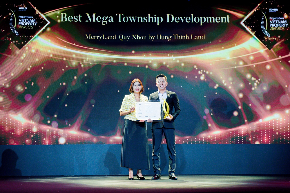 Ông Đặng Văn Vũ Duy – Đại diện Tập đoàn Hưng Thịnh nhận giải Best Mega Township Development – Phát triển siêu đô thị tốt nhất dành cho MerryLand Quy Nhơn