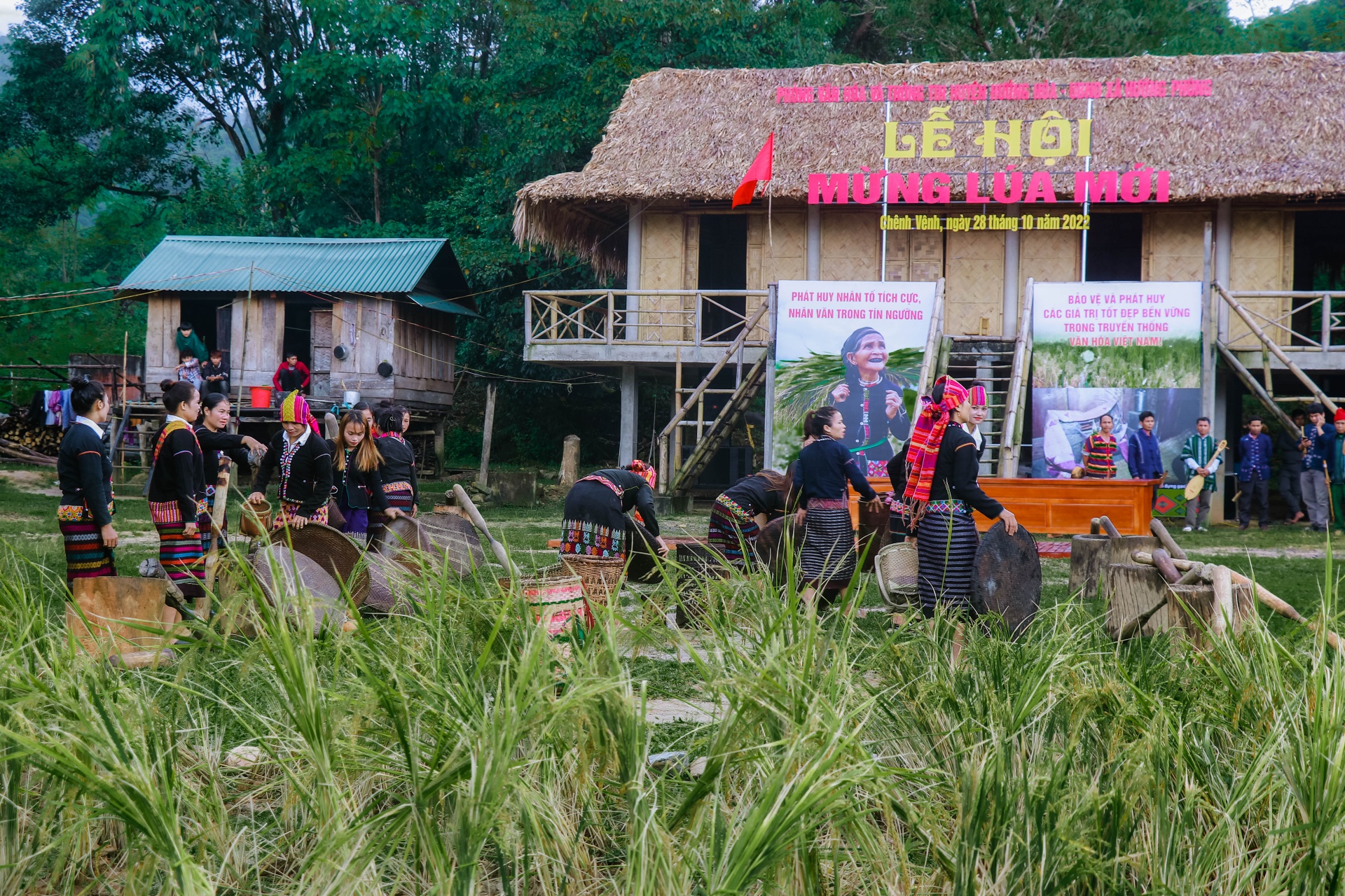 Tái hiện lễ hội Mừng lúa mới của đồng bào dân tộc Vân Kiều
