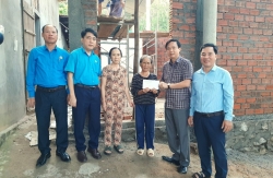 LĐLĐ tỉnh Quảng Bình trao hỗ trợ xây dựng nhà tình nghĩa cho gia đình chính sách