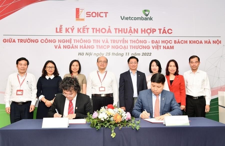 Vietcombank ký kết thỏa thuận hợp tác trao tặng học bổng cho sinh viên