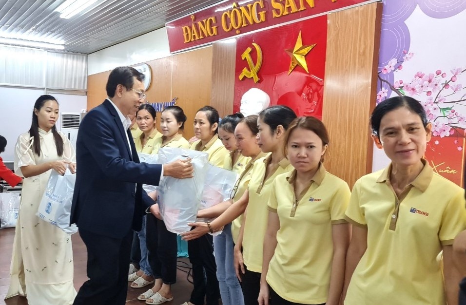 Thừa Thiên Huế: Công đoàn Dệt may chăm lo Tết cho công nhân lao động