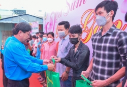 Công đoàn Cao su Việt Nam tặng quà Tết cho hàng trăm công nhân lao động ở Bình Dương