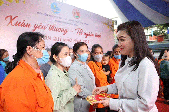 Bà Huỳnh Thị Lan Phương trao tặng quà cho nữ công nhân.